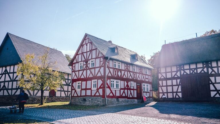 Nach aufwendiger Sanierung ist im Freilichtmuseum Hessenpark das Haus Heck aus Friedensdorf wieder zugänglich. Zu sehen ist dort die neue Dauerausstellung „Bei Hecks zuhause“, die den Alltag einer Schreinerfamilie um 1840 zeigt.