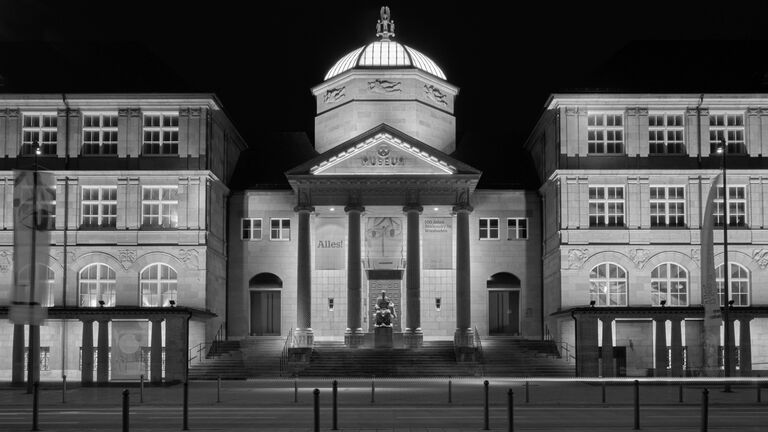 Das Anfang des 20. Jahrhunderts gebaute Museum Wiesbaden ist das Landesmuseum für Kunst und Natur in der hessischen Landeshauptstadt. Gegenwärtig zeigt es alle Werke des Künstlers und Wahl-Wiesbadeners Alexej von Jawlensky aus dem eigenen Sammlungsbestand: von den frühen expressiven Köpfen bis hin zum seriellen Werk. 