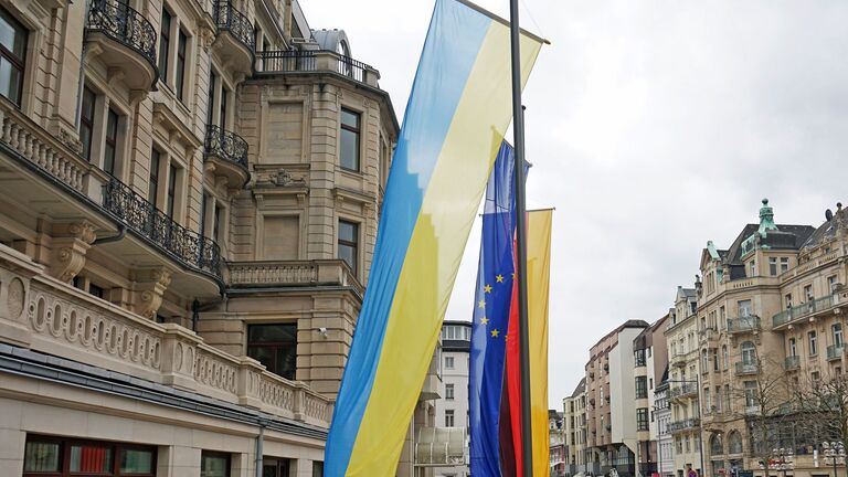 Die Flagge der Ukraine vor der Hessischen Staatskanzlei in Wiesbaden.