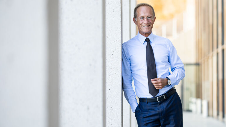 Staatsminister Axel Wintermeyer lehnt an eine Wand