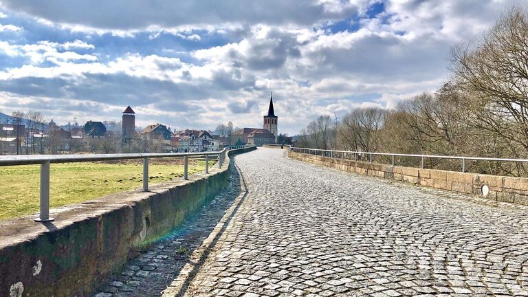 Die Werrabrücke Vacha, eine mittelalterliche Steinbogenbrücke, die seit der Wiedervereinigung 1990 „Brücke der Einheit genannt wird“, verbindet das thüringische Vacha mit dem hessischen Philippsthal.