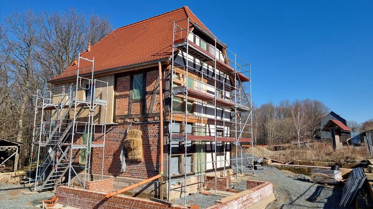 Im Freilichtmuseum Hessenpark steht das Fachwerk-Musterhaus aus Radheim kurz vor der Fertigstellung. 