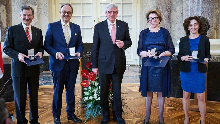 Ministerpräsident Volker Vouffier posiert auf dem Foto gemeinsam mit den diesjährigen Preisträgerinnen und Preisträgern der Wilhelm Leuschner-Medaille