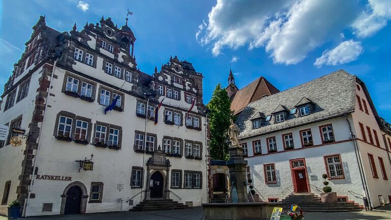 Das Rathaus in Bad Hersfeld erhielt seine heutige Gestalt 1612. Damals wurde ein wesentlich kleineres Gebäude aus dem Jahr 1371 erweitert und neu gestaltet. 
