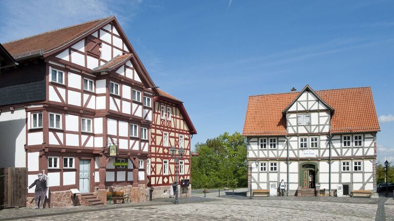 Das Haus aus Gemünden (links) an seinem neuen Standort im Freilichtmuseum Hessenpark.