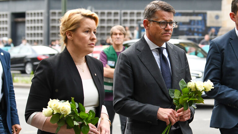 Ministerpräsident Boris Rhein und die Regierende Bürgermeisterin von Berlin Franziska Giffey haben am Donnerstagabend am Tatort Blumen für die Opfer der Todesfahrt in Berlin niedergelegt.