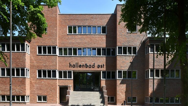 Das 1929 errichtete Hallenbad Ost in Kassel, heute ein Ort für Veranstaltungen, Büros und Praxen. 