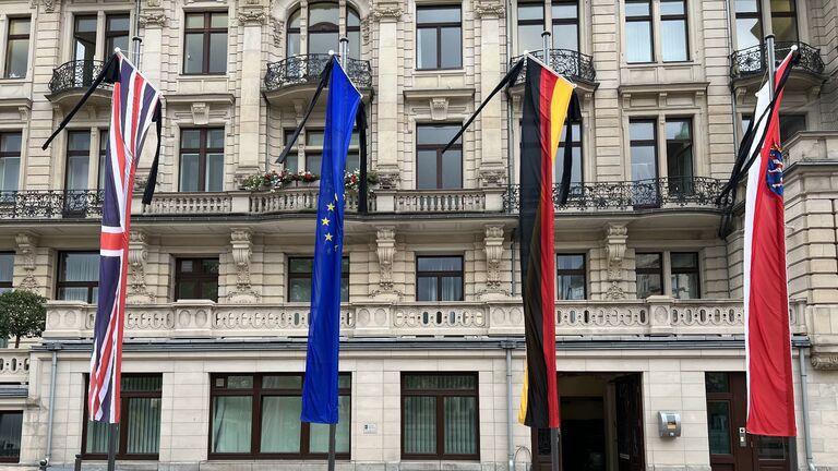 Die britische Flagge mit Trauerflor vor der Hessischen Staatskanzlei in Wiesbaden