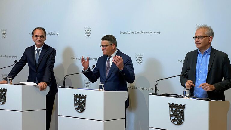 Finanzminister Michael Boddenberg, Ministerpräsident Boris Rhein, Wirtschaftsminister Tarek Al-Wazir stellen den Doppelhaushalt vor