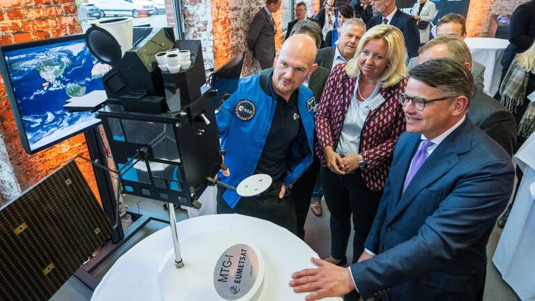 Ministerpräsident Boris Rhein und ESA-Astronaut Dr. Alexander Gerst bei der ersten „Hessen in Space“-Konferenz. 