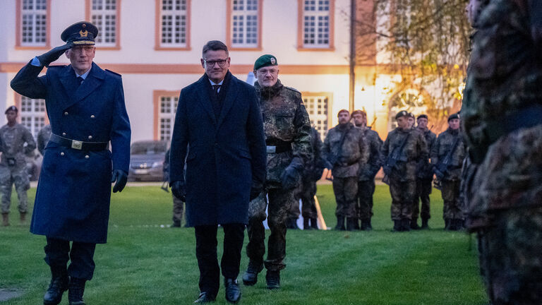 Ministerpräsident Boris Rhein beim feierlichen Gelöbnis der Bundeswehr in Wiesbaden