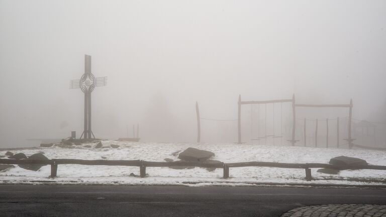 Das Gipfelkreuz des Feldbergs im Taunus zeigte sich noch Mitte März nebelverhüllt. 