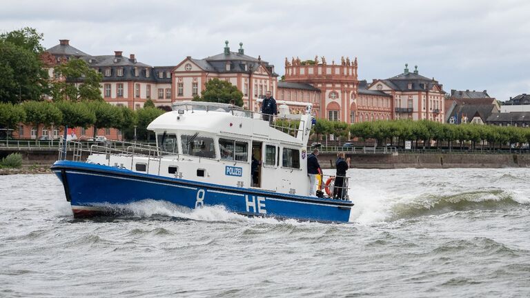 Ein Boot Der Hessischen Wasserschutzpolizei Passiert Auf Dem Rhein Das Biebricher Schloss In Wiesbaden.