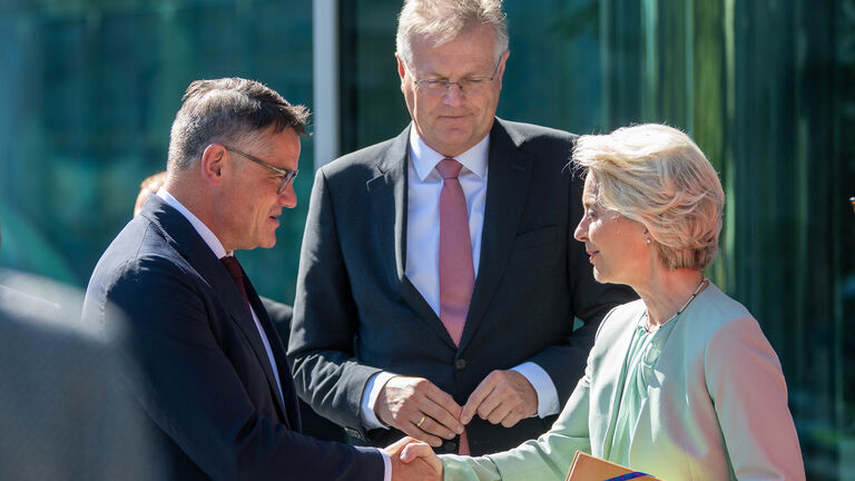 Ministerpräsident Rhein begrüßt Ursula von der Leyen. Im Hintergrund eine weitere Person