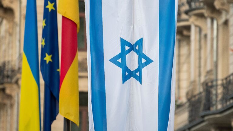 Die Hessische Staatskanzlei zeigt in diesen Tagen vor ihrem Gebäude die Flagge Israels. 