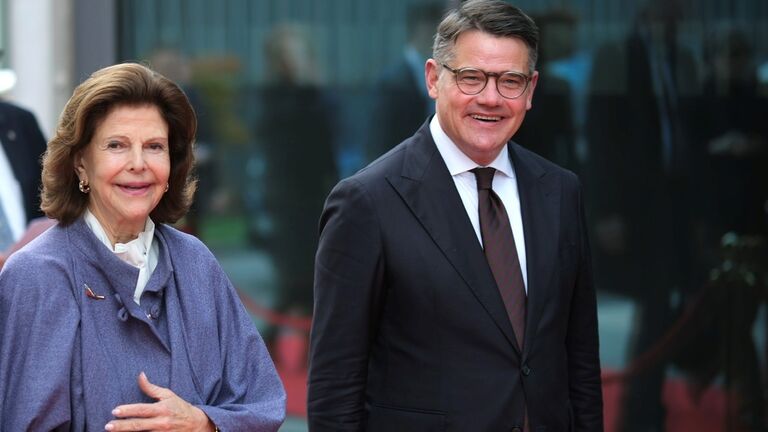 Ministerpräsident Boris Rhein und Königin Silvia von Schweden haben das erste „Childhood-Haus“ in Hessen eröffnet.