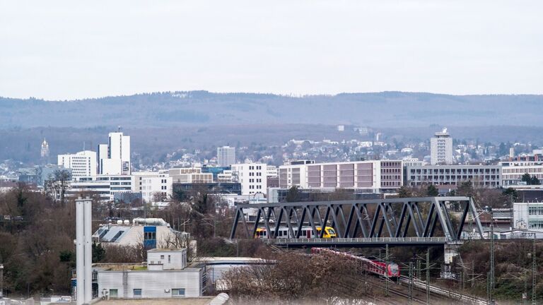 Den Besucherinnen und Besuchern, die vor der Freigabe für den Autoverkehr am 16. Dezember 2023 über die Salzbachtalbrücke in Wiesbaden gehen konnten, bot sich dieser Blick auf die Stadt. 