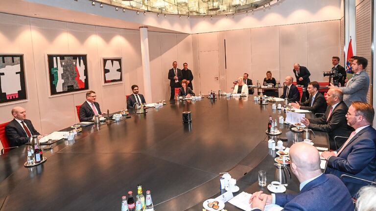 Ministerpräsident Boris Rhein eröffnet die erste Sitzung des neuen Kabinetts 
