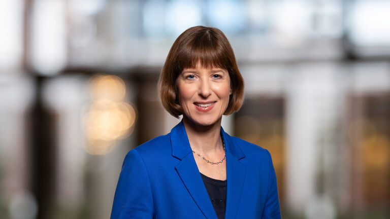 Portraitfoto von Heike Hofmann