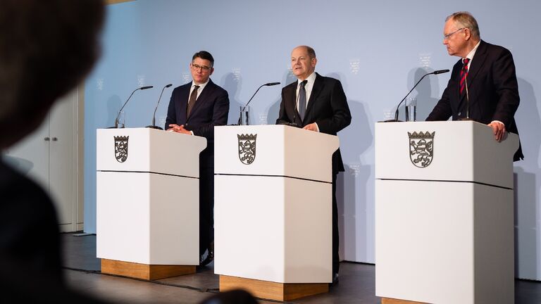Der Hessische Ministerpräsident Boris Rhein, Bundeskanzler Olaf Scholz und der Niedersächsische Ministerpräsident Stephan Weil