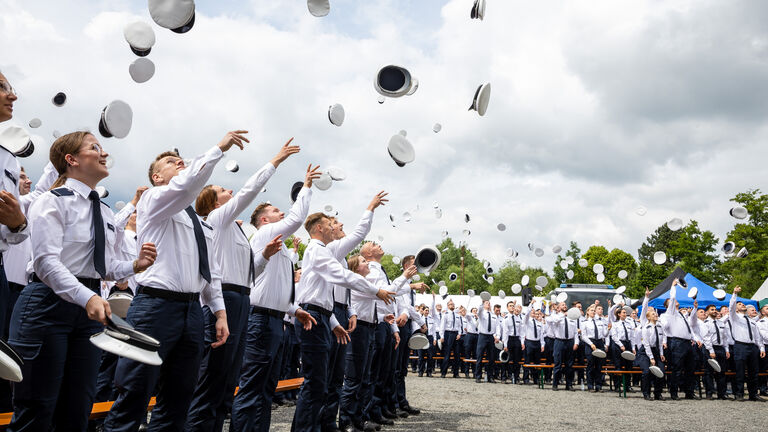 Zur Feier ihrer Vereidigung auf dem Hessentag werfen rund 700 Kommissaranwärterinnen und -anwärter ihre Mützen in die Luft