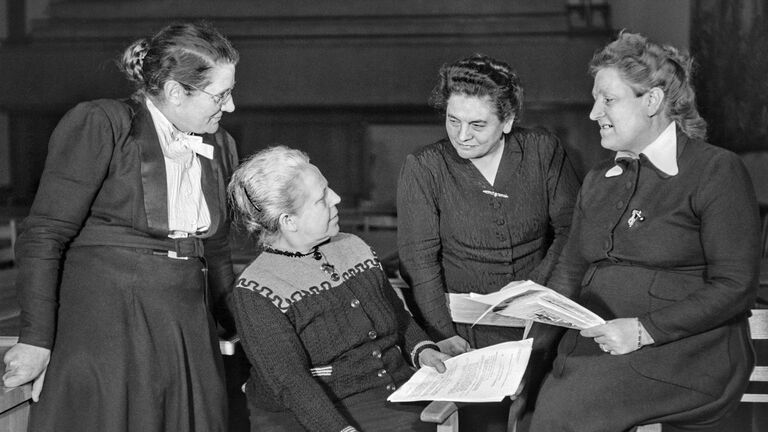 Die vier weiblichen Abgeordneten des Parlamentarischen Rates (v.l.n.r.) Helene Wessel (1898-1969, Zentrumspartei), Helene Weber (1881-1962, CDU), Friederike Nadig (1897-1970, SPD) und Elisabeth Selbert (1896-1986, SPD) in der Aula der Pädagogischen Akademie in Bonn.