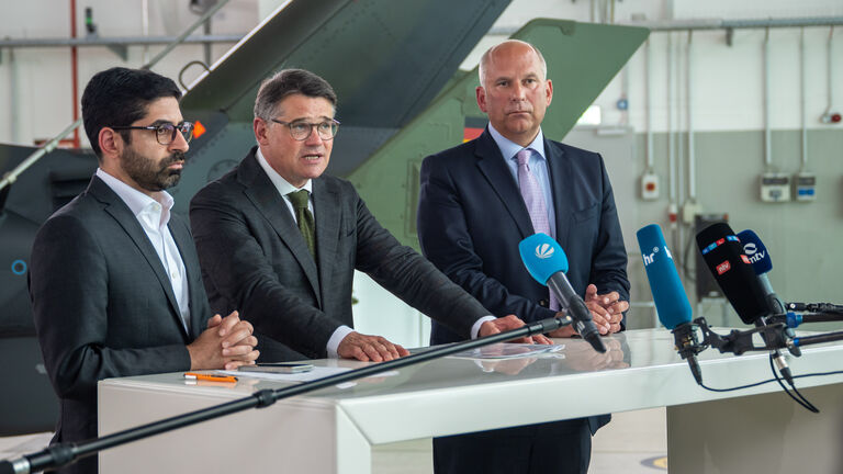 Von links nach rechts: stellv. Ministerpräsident Kaweh Mansoori, Ministerpräsident Boris Rhein und Innenminister Roman Poseck vor Militärflugzeug