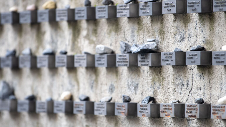 An der Außenmauer des Alten Jüdischen Friedhofs in Frankfurt erinnern 11.908 Namensblöcke an alle bekannten Frankfurter Opfer der NS-Vernichtungspolitik. Sie bilden das Zentrum der neben dem Museum Judengasse gelegenen Gedenkstätte Börneplatz.