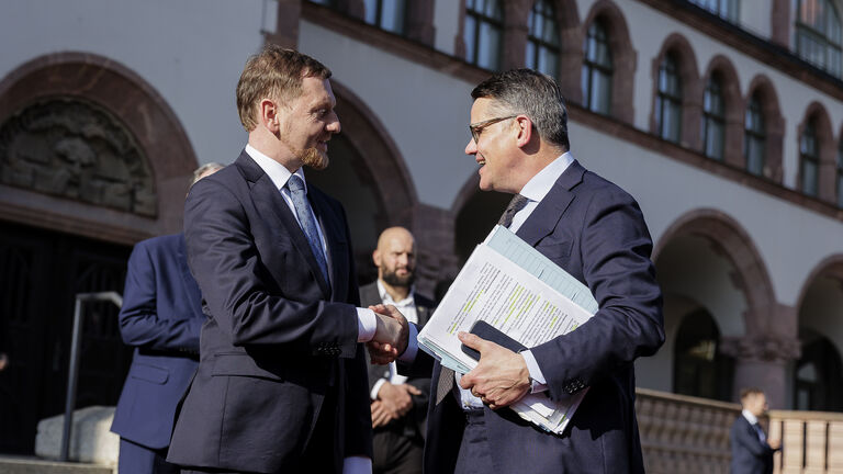 Nach der Übergabe des Vorsitzes der Ministerpräsidentenkonferenz (MPK) von Hessen an Sachsen begrüßt Sachsens Ministerpräsident Michael Kretschmer seinen hessischen Amtskollegen Boris Rhein in Leipzig. Die Auftakt-MPK unter sächsischem Vorsitz endet am heutigen Freitag.