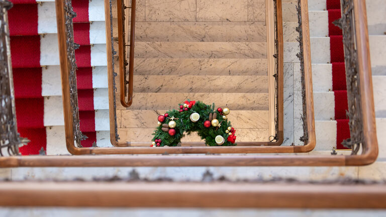 Warten auf Weihnachten: Mit dem Beginn des neuen Kirchenjahres hat am vergangenen Sonntag die vierwöchige Adventszeit angefangen. Traditionell wird an jedem Adventssonntag die jeweilige Zahl an Kerzen auf dem Adventskranz angezündet, so auch auf dem Kranz im Treppenhaus der Hessischen Staatskanzlei.