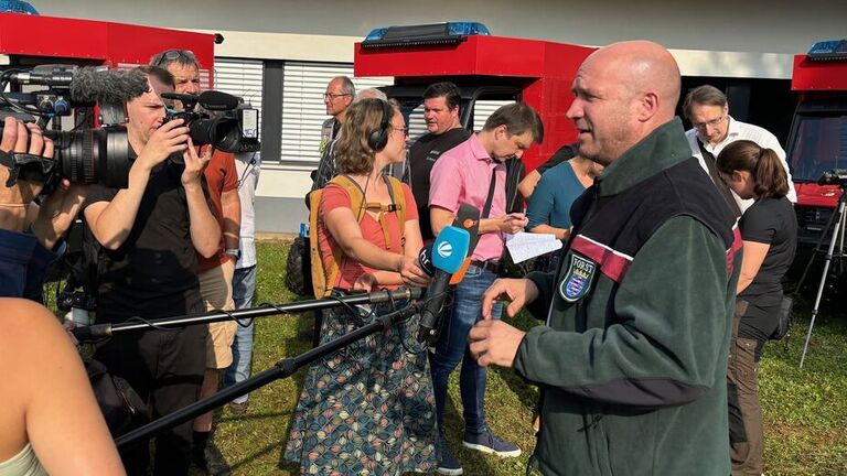 Landwirtschaftsminister Ingmar Jung vor Ort mit Vertretern der Presse