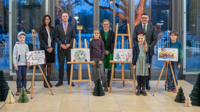 Ministerpräsident Boris Rhein und Staatskanzleichef Benedikt Kuhn haben gemeinsam mit ihren Frauen Tanja Raab-Rhein und Dr. Kathrin Kuhn die Gewinnerinnen und Gewinner des Malwettbewerbs zur Gestaltung der Weihnachtskarte des Ministerpräsidenten empfangen.