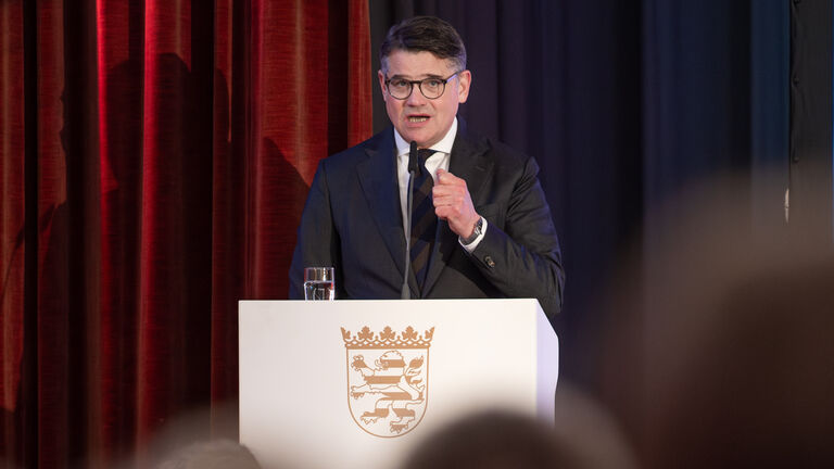 Ministerpräsident Boris Rhein bei der Gedenkveranstaltung für die Opfer des Nationalsozialismus im Bürgerhaus Bad Arolsen