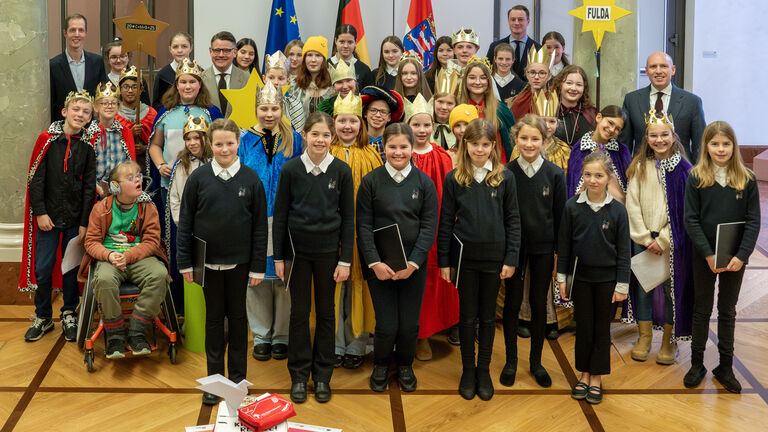 Ministerpräsident Boris Rhein hat in der Staatskanzlei Sternsingerinnen und Sternsinger aus den Bistümern Fulda, Limburg und Mainz empfangen, den Haussegen „Christus mansionem benedicat“ entgegengenommen und die Sternsinger-Aktion ,Erhebt eure Stimme. Sternsingen für Kinderrechte‘ unterstützt.