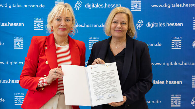 Digitalministerin Prof. Dr. Kristina Sinemus und Bundesinnenministerin Nancy Faeser bei der Unterzeichnung des Letter of Intent für das geplante Zentrum für Digitale Resilienz in Katastrophen