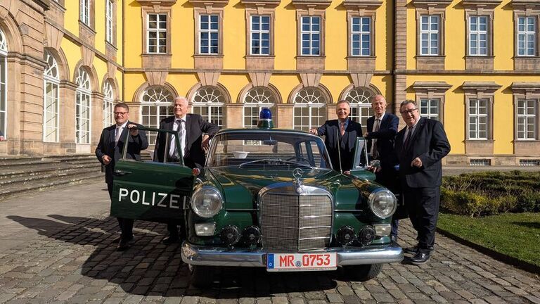 Im historischen Mercedes wurde der scheidende Polizeipräsident von Nordhessen, Konrad Stelzenbach (2. v.l.), zur Amtswechselfeier eskortiert. Nachfolger Marco Bärtl, Staatssekretär Martin Rößler, Kultusminister Armin Schwarz und Regierungspräsident Mark Weinmeister (v.l.n.r.) nahmen ihn in Empfang.