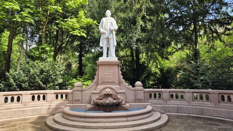 Am 30. April hat sich der Tod Gustav Freytags in Wiesbaden zum 130. Mal gejährt. Dem aus Schlesien stammenden Schriftsteller waren Heimat und Identität wichtig, was sein Werk angesichts der heutigen Vertreibungen wieder aktuell erscheinen lässt. Das Bild zeigt sein Denkmal im Wiesbadener Kurpark.
