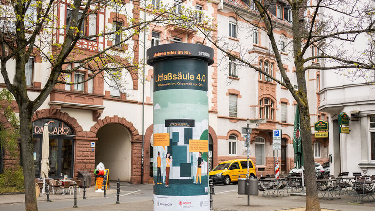 Die energieautarke Litfaßsäule 4.0 kann auch bei einem langen Stromausfall Menschen informieren. Die Erweiterung für Litfaßsäulen um einen Aufsatz mit drei LED-Displays für Behördeninformationen wurde vom LOEWE-Zentrum emergenCITY, der TU Darmstadt und dem Medienhaus Ströer gemeinsam entwickelt.