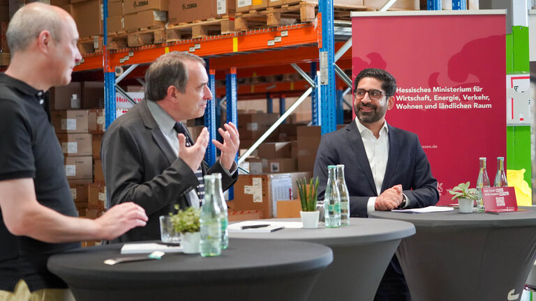 Wirtschaftsminister Kaweh Mansoori, Finanzminister Prof. Dr. R. Alexander Lorz und Jarltech-Geschäftsführer Ulrich Spranger (v. r. n. l.) beim Startschuss für den HessenFonds