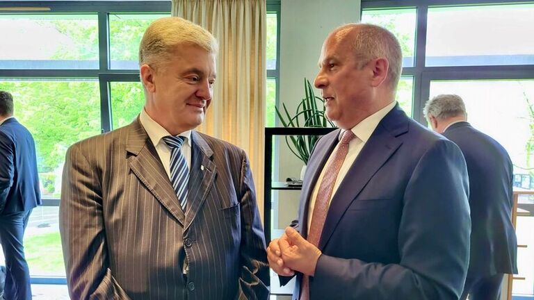 Innenminister Roman Poseck (r.) im Gespräch mit dem ehemaligen ukrainischen Präsidenten Petro Poroschenko