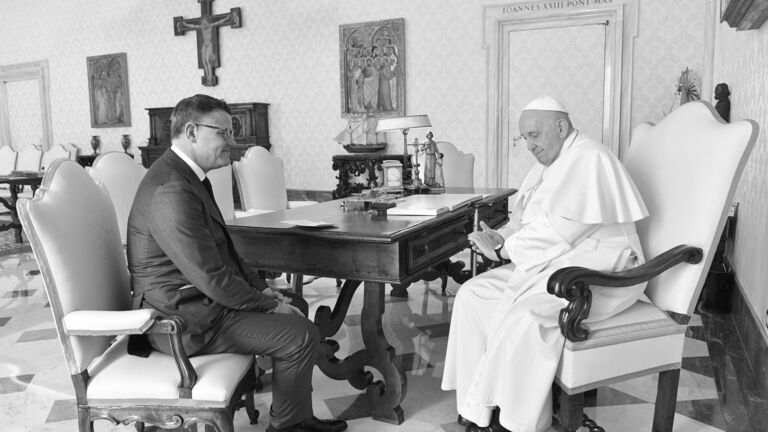 Ministerpräsident Boris Rhein und Papst Franziskus 