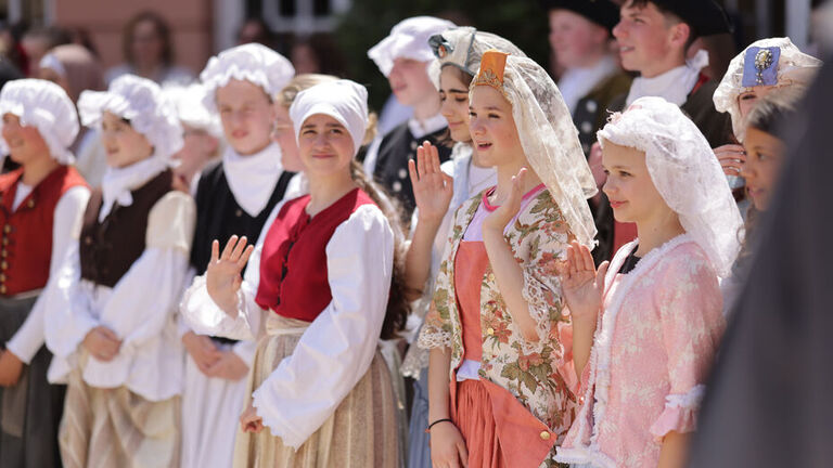 „Leben im Schloss“: Bei dem museumspädagogischen Projekt tauchen Schülerinnen und Schüler aus Weilburg seit 20 Jahren in das höfische Leben ein. Zum Jubiläum konnten sie sogar einem echten Monarchen huldigen: Seiner königlichen Hoheit Großherzog Henri von Luxemburg aus dem Hause Nassau-Weilburg.
