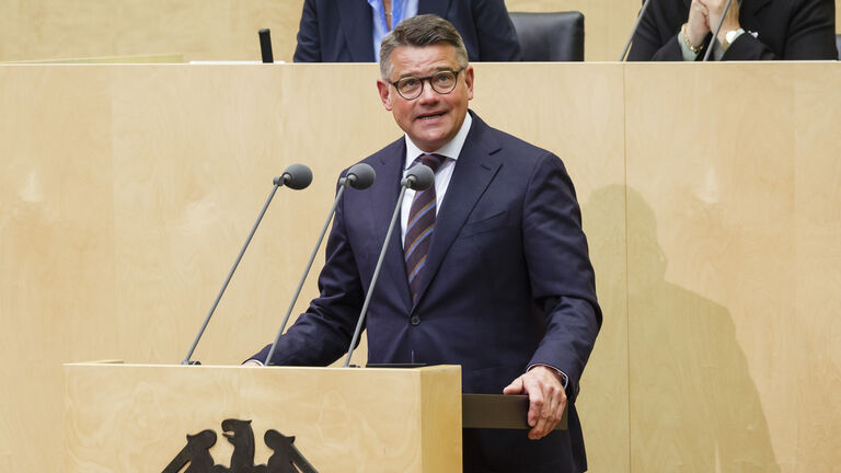 Ministerpräsident Boris Rhein bei seiner Rede vor dem Bundesrat