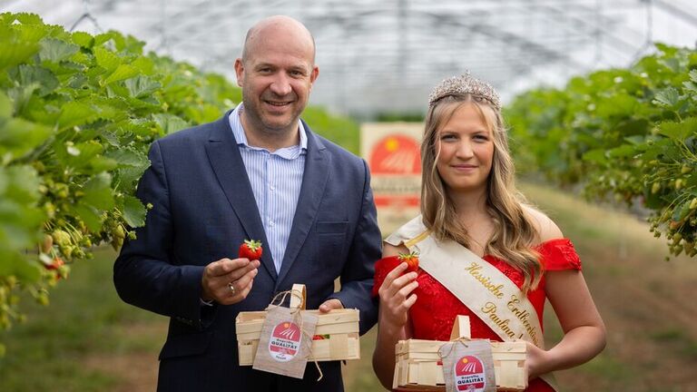 Die Erdbeersaison in Hessen hat begonnen. Das Bild zeigt Landwirtschaftsminister Ingmar Jung und die neu gekrönte hessische Erdbeerkönigin Paulina I. bei der offiziellen Saisoneröffnung in Münzenberg in der Wetterau. 2024 ernteten die hessischen Erdbeerbauern etwa 6.850 Tonnen der süßen Früchte.
