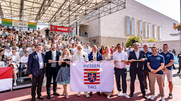 v.l.: Der Hessische Ministerpräsident Boris Rhein mit dem Hessentagspaar der Stadt Fulda, Max und Vera Dudyka, dem Hessentagsbeauftragten der Stadt Bad Vilbel, Claus-Günther Kunzmann, dem Hessentagspaar der Stadt Bad Vilbel, Matthias Kallmeyer und Ena Kaufmann, Bad Vilbels Bürgermeister Sebastian Wysocki und Fuldas Oberbürgermeister Dr. Heiko Wingenfeld sowie drei Vertretern der Hessentagsstadt 2026.
