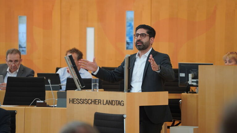 Wirtschaftsminister Kaweh Mansoori bei seiner Rede zur Wohnungsbaupolitik im Hessischen Landtag