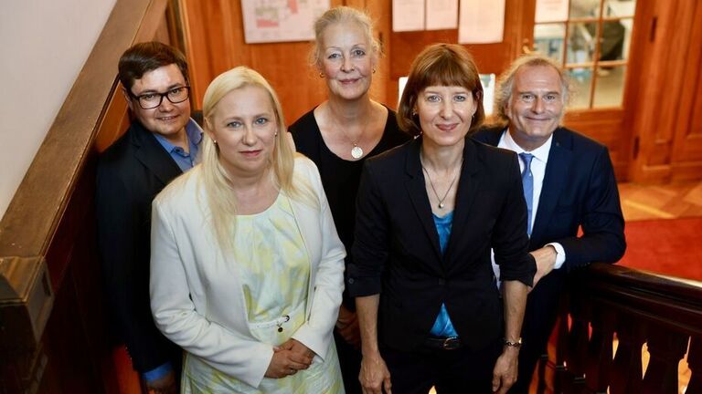 Gesundheitsministerin Diana Stolz und Sozialministerin Heike Hofmann (vorne, v. l.) mit den Vertretern der Vertragspartner, Prof Dr. Sven Hartwig, Claudia Ackermann und Prof. Dr. Marcel Verhoff (hinten, v. l.)