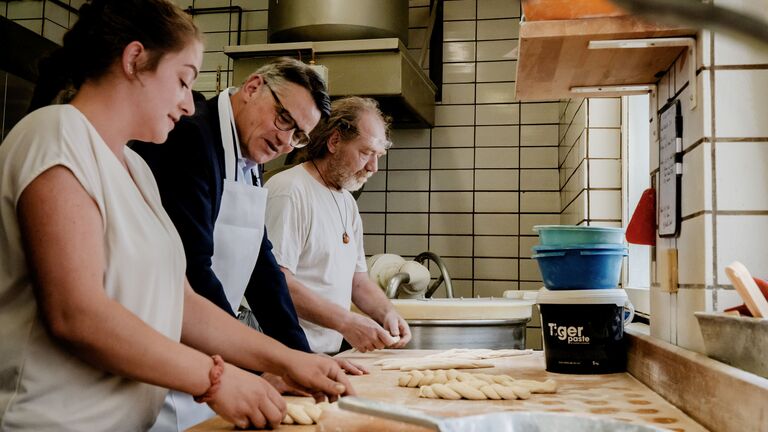 Ministerpräsident Rhein beim Besuch der Bäckerei Stoll in Dillenburg