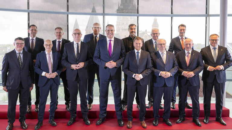 Gruppenbild der Regierungschefs der Länder bei der Ministerpräsidentenkonferenz in Mainz mit Gastgeber Alexander Schweitzer (Mitte) und Hessens Ministerpräsident Boris Rhein (vorne links)