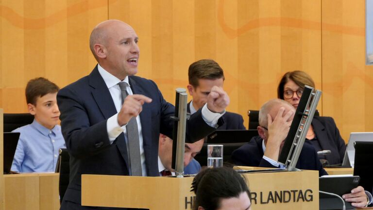 Entbürokratisierungsminister Manfred Pentz bei seiner Regierungserklärung im Hessischen Landtag